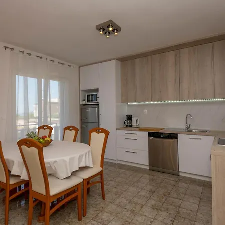 Apartment 3 Bedroom Nice In Makarska
